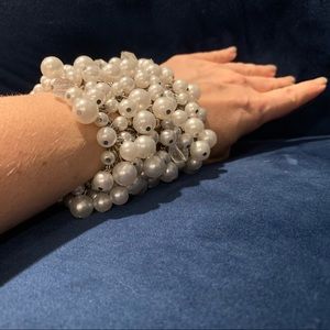 Pearls and gems bangle bracelet with magnetic clap